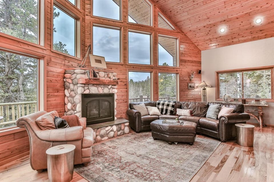 Deep Snow Trail Lodge House in North Lawrence