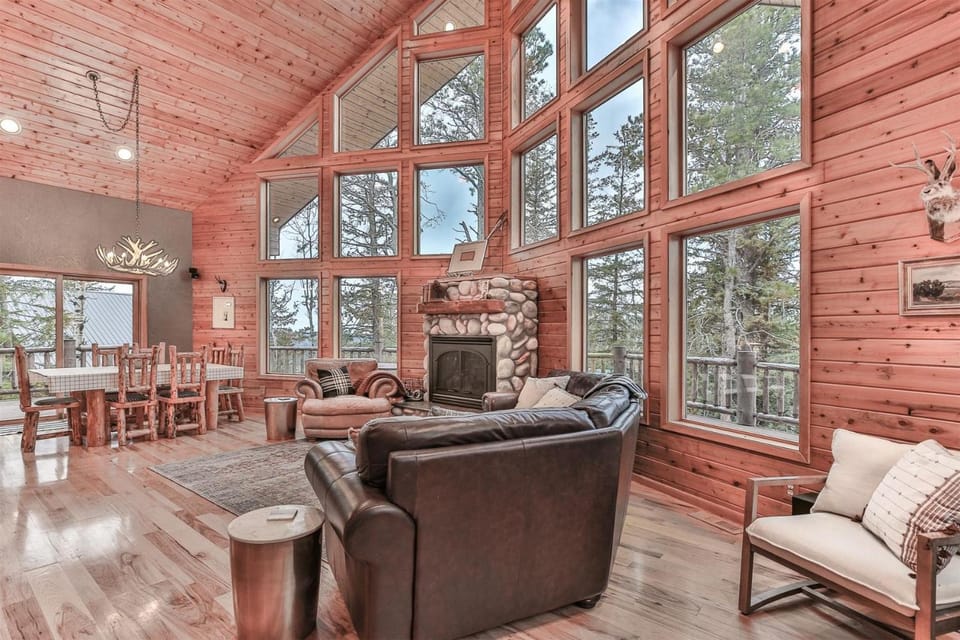Deep Snow Trail Lodge House in North Lawrence