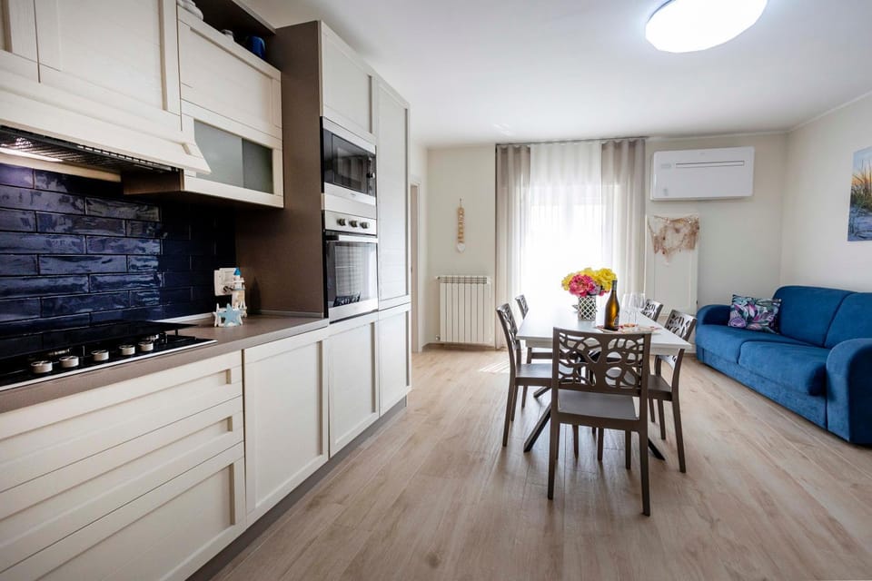 Kitchen or kitchenette, Living room, Lunch, Dinner, kitchen