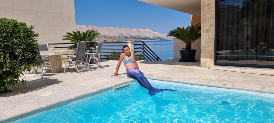 Day, Swimming pool
