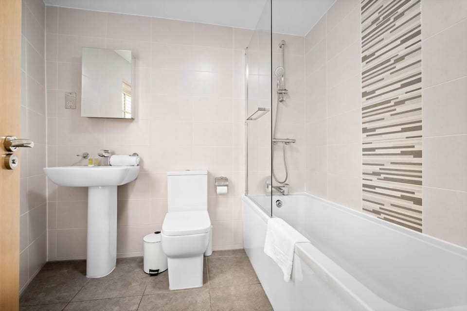 Shower, Toilet, Bathroom, Bath, towels