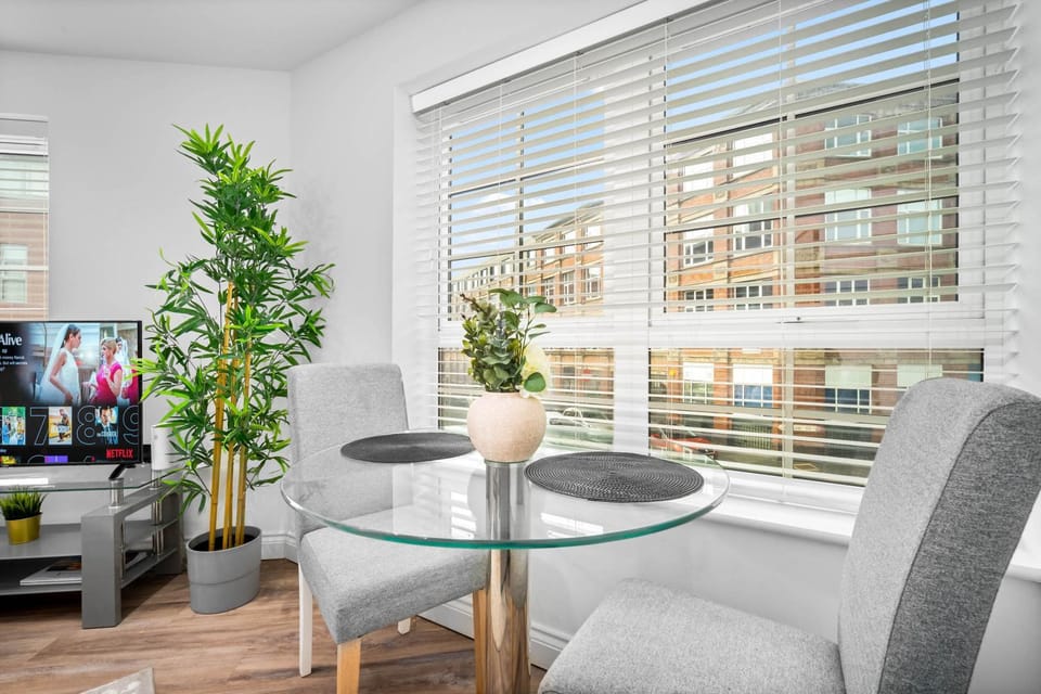 TV and multimedia, Living room, Seating area, Dining area
