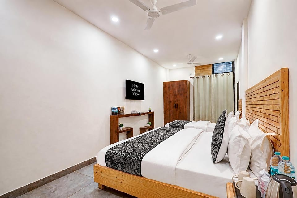 Communal lounge/ TV room, Bed, TV and multimedia, Photo of the whole room, Evening entertainment, Bedroom, fireplace, towels, wardrobe, air conditioner