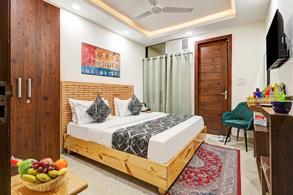 Communal lounge/ TV room, Bed, TV and multimedia, Living room, Food and drinks, Photo of the whole room, Seating area, Evening entertainment, Bedroom, Food, fireplace, air conditioner
