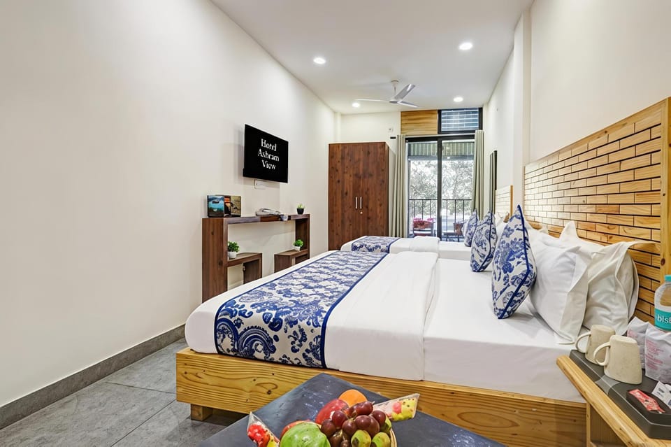 Communal lounge/ TV room, Bed, TV and multimedia, Kitchen or kitchenette, Living room, Photo of the whole room, Seating area, Evening entertainment, Bedroom, hair dresser, towels, wardrobe