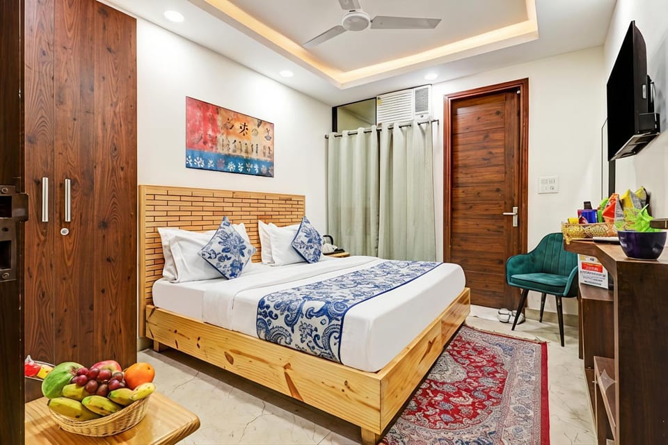 Communal lounge/ TV room, Bed, TV and multimedia, Living room, Photo of the whole room, Seating area, Evening entertainment, Bedroom, fireplace, wardrobe, air conditioner