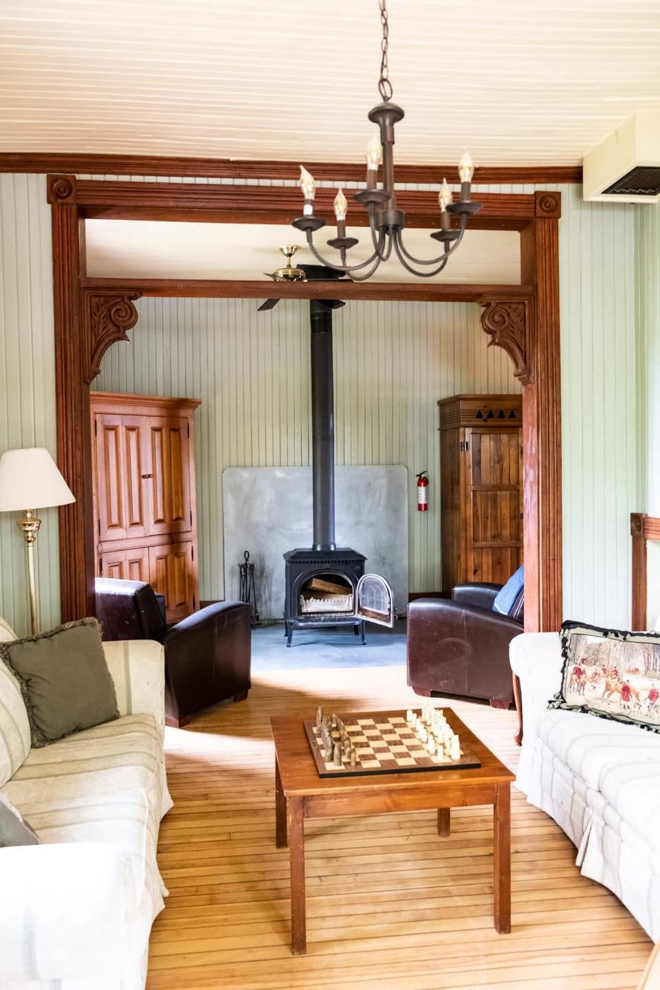 The Historic Post Office Le Bureau de Poste Apartment in Ontario