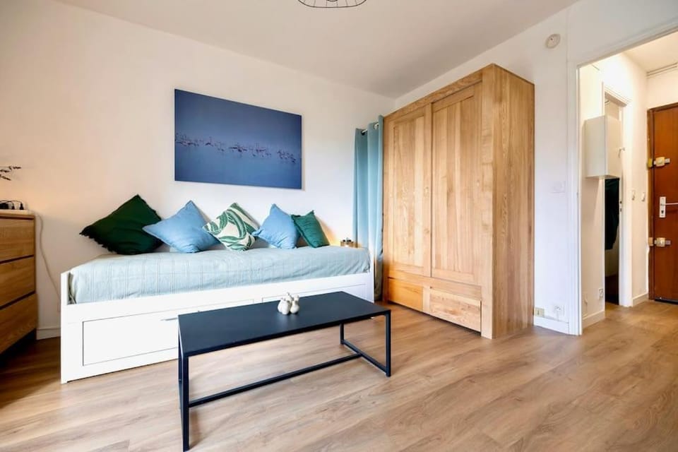 Bed, Living room, Seating area, Bedroom, wardrobe