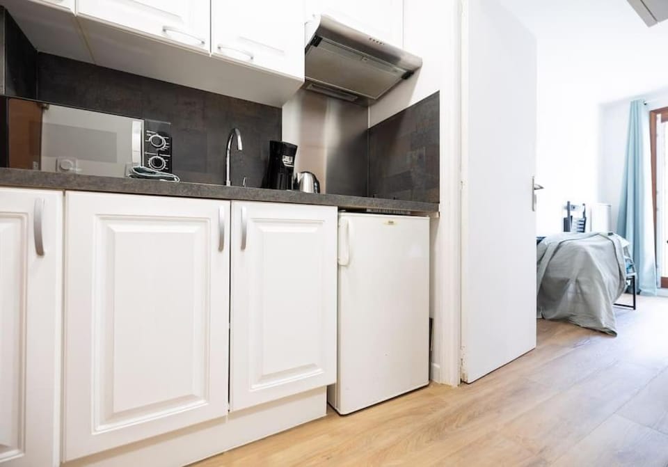 Kitchen or kitchenette, minibar, stove