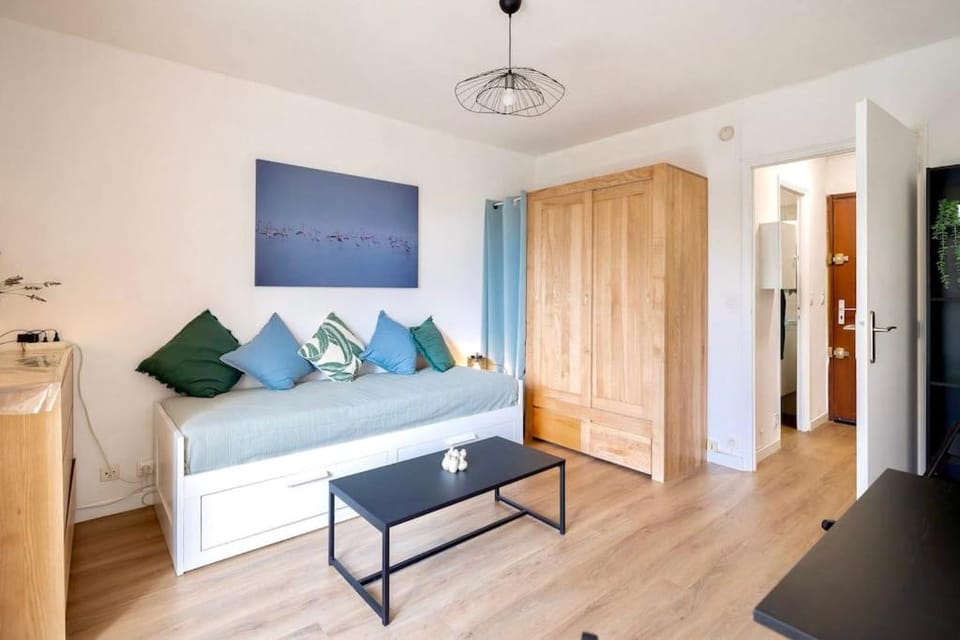Bed, Living room, Photo of the whole room, Seating area, Bedroom, wardrobe