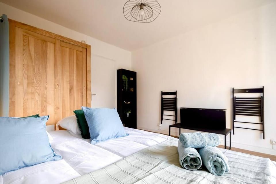 Bed, TV and multimedia, Living room, Photo of the whole room, Seating area, Bedroom, wardrobe