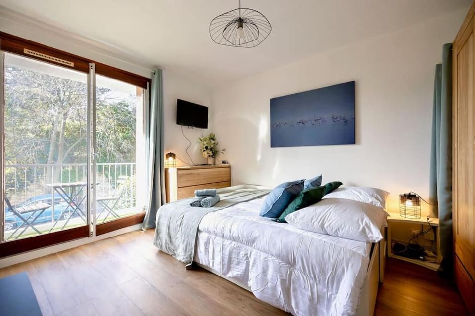 Bed, TV and multimedia, Bedroom