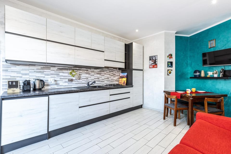 Coffee/tea facilities, Kitchen or kitchenette, Living room, Seating area, Dining area, oven, stove
