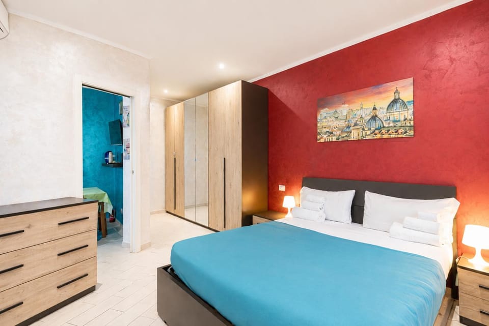 Bed, TV and multimedia, Photo of the whole room, Bedroom, towels