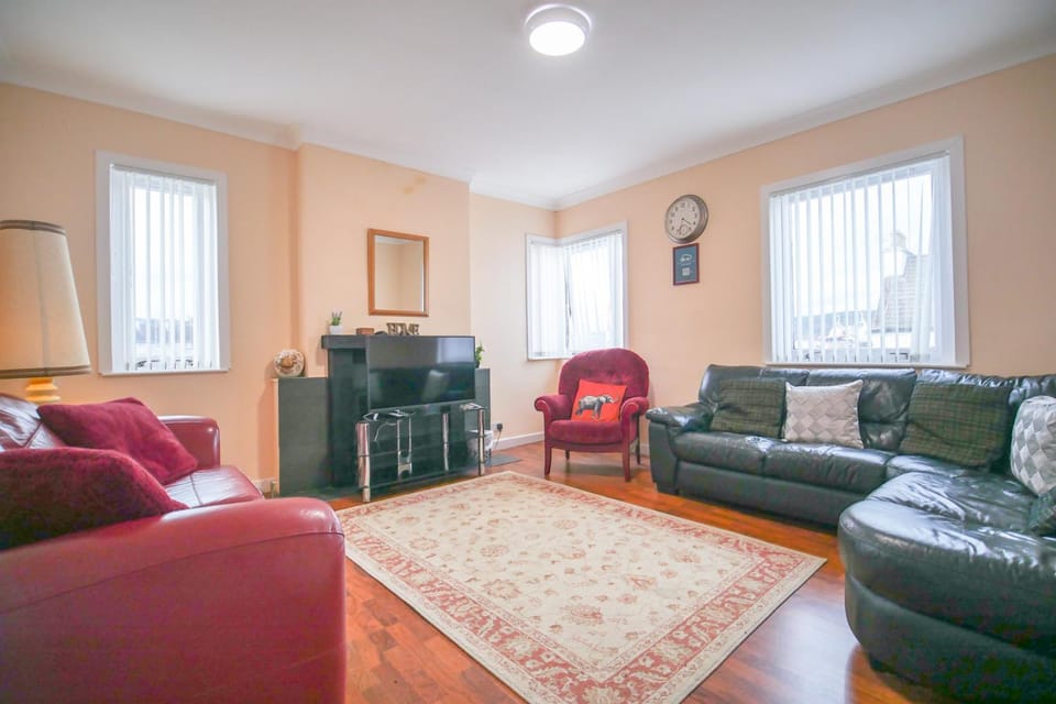 Communal lounge/ TV room, Living room, Seating area