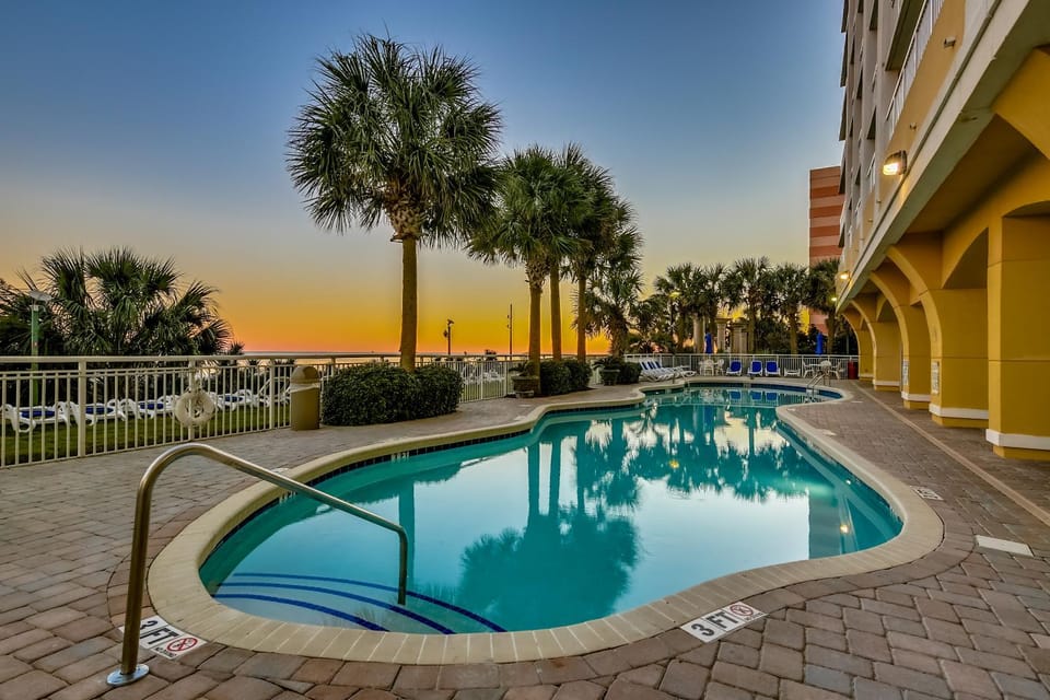 Pool view, Swimming pool, sunbed