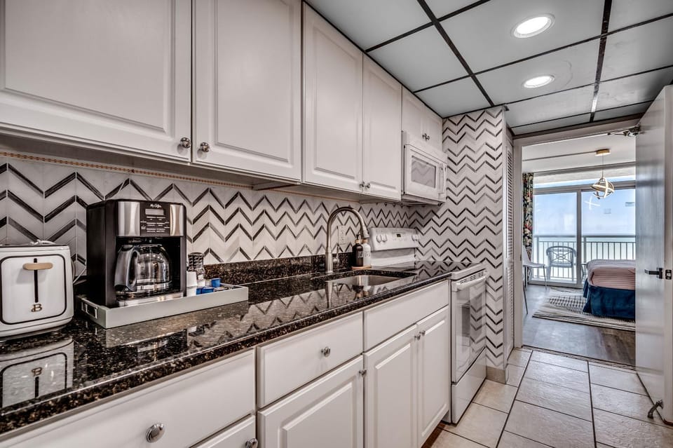 Coffee/tea facilities, Kitchen or kitchenette, minibar, oven, pet friendly, stove, toaster