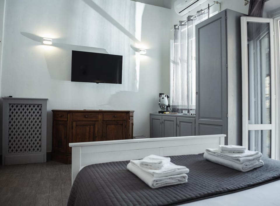 Bed, TV and multimedia, Bedroom