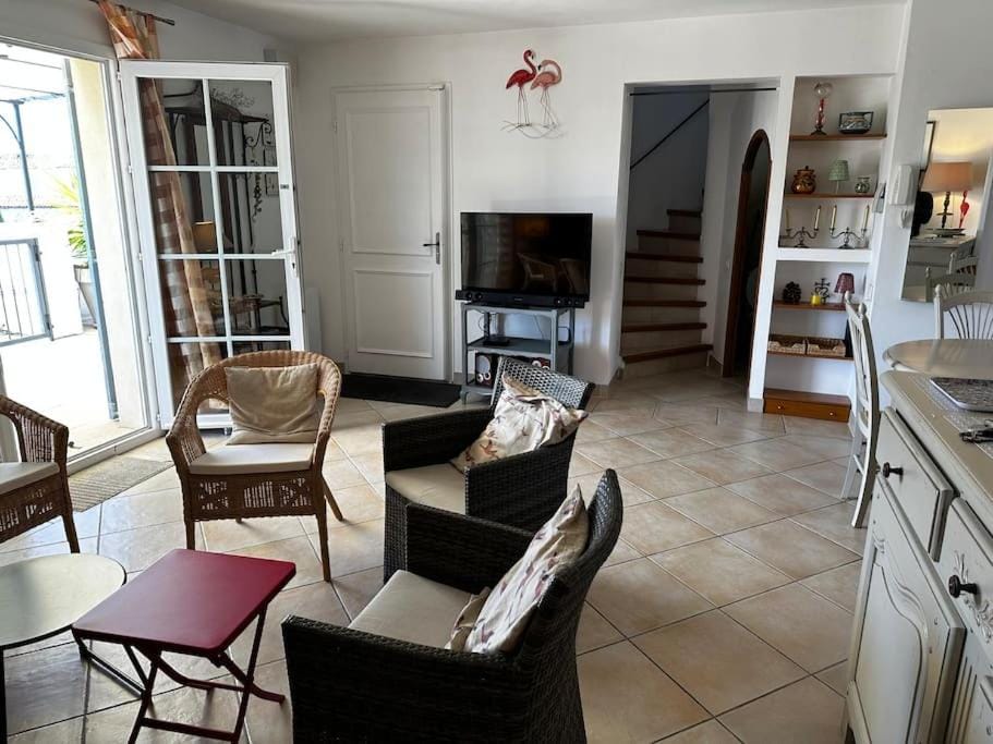 Marina 4 adultes 4 enfants piscine commune Apartment in Aigues-Mortes