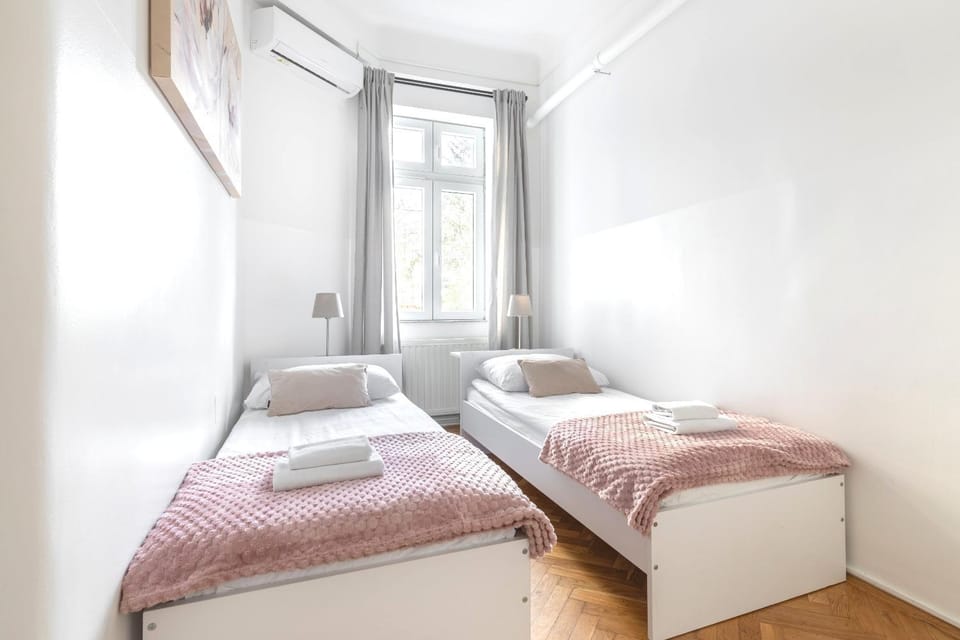 Bed, Photo of the whole room, Bedroom, internet, towels, air conditioner