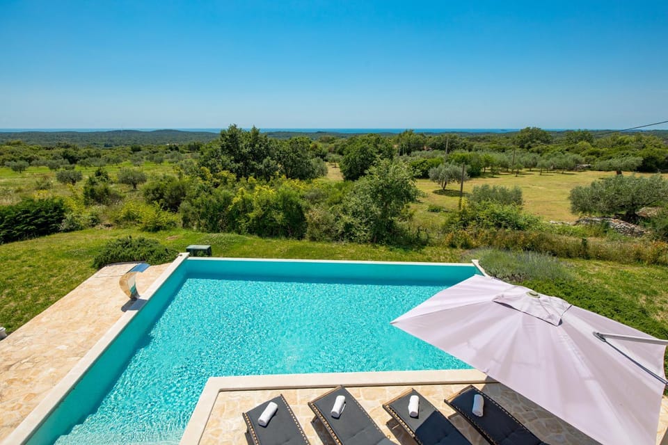Day, Natural landscape, Pool view, Swimming pool, sunbed