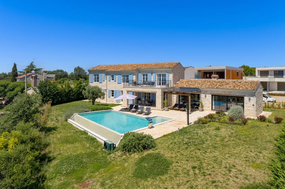 Property building, Spring, Day, Garden, Garden view, Pool view, Swimming pool, sunbed