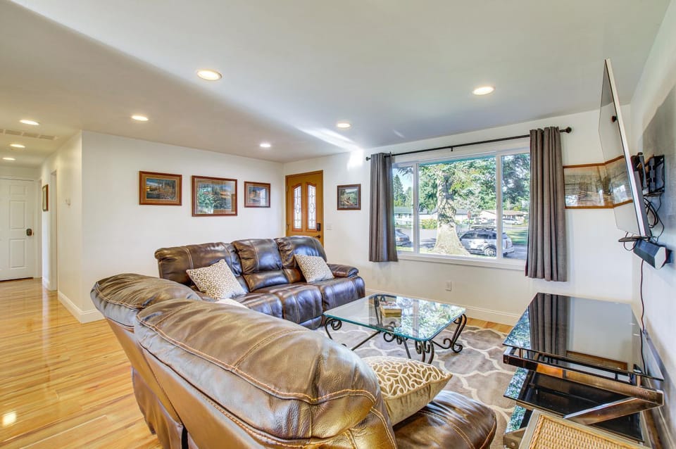 Charming Arlington Home with Hot Tub and Fenced Yard! House in Marysville