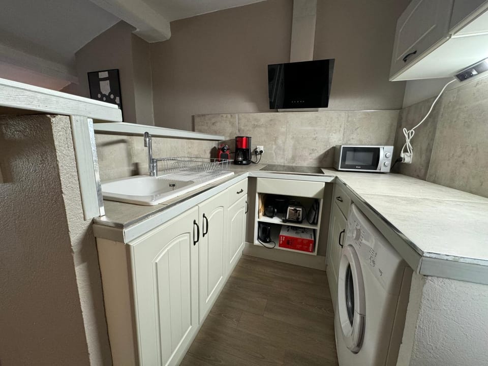 Kitchen or kitchenette, Lounge or bar