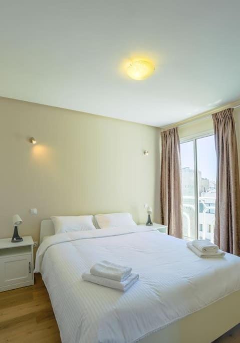 Photo of the whole room, towels