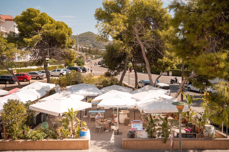 Restaurant/places to eat, Natural landscape, Mountain view, Location, Quiet street view, Parking