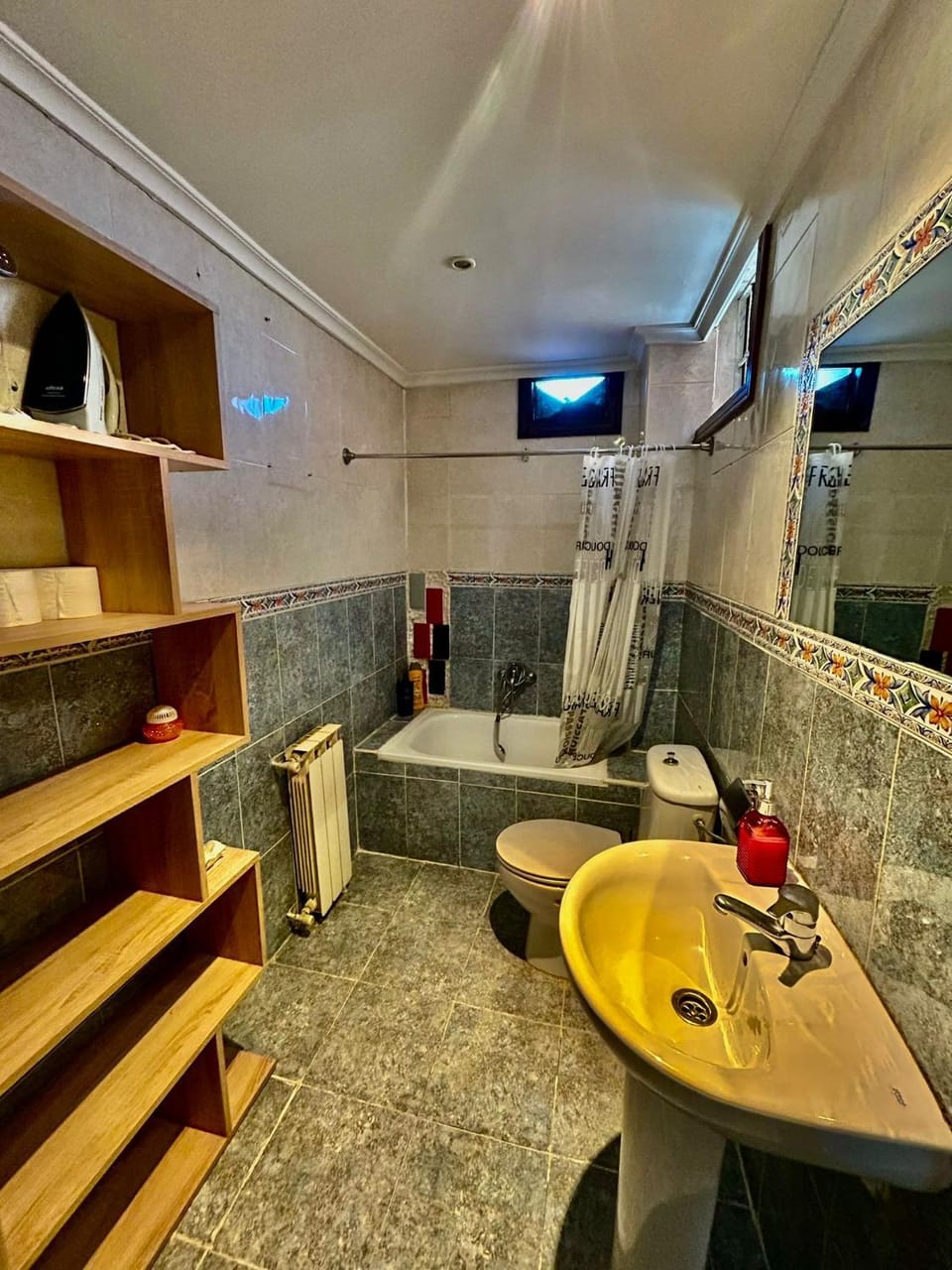 Toilet, Bathroom, Bath, Internal: Not applicable to any particular room