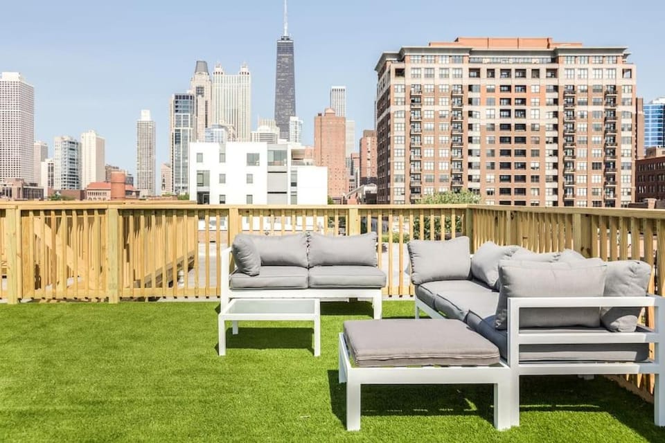 The Orleans - Floor 2 Private roof deck Patio Apartment in Chicago