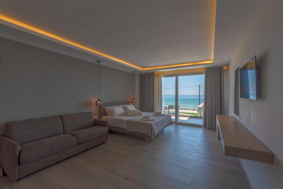 Bed, TV and multimedia, Photo of the whole room, Bedroom, Sea view
