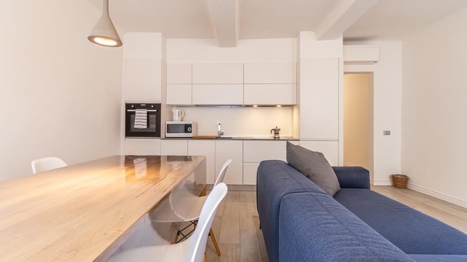 Coffee/tea facilities, Kitchen or kitchenette, Living room, Seating area, Dining area, furniture, microwave, oven, stove, air conditioner