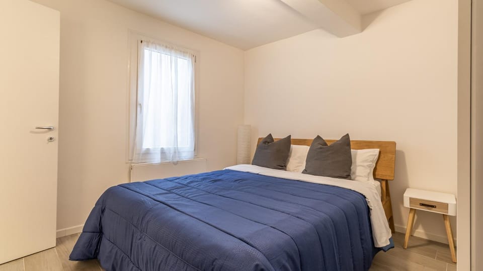 Bed, Day, Photo of the whole room, Bedroom, Time of day, wardrobe