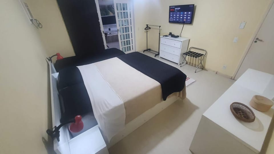 Bed, TV and multimedia, Photo of the whole room, Bedroom, towels