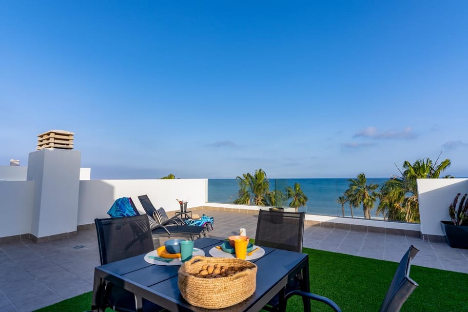 View (from property/room), Balcony/Terrace, Dining area, Sea view, sunbed