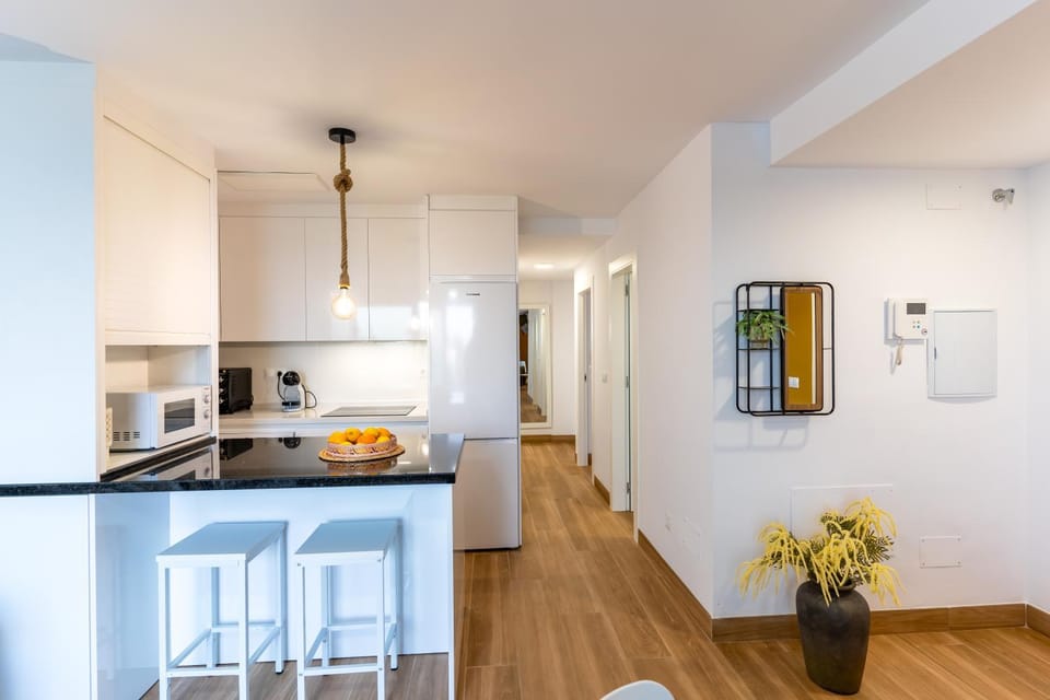 Kitchen or kitchenette, Dining area, minibar
