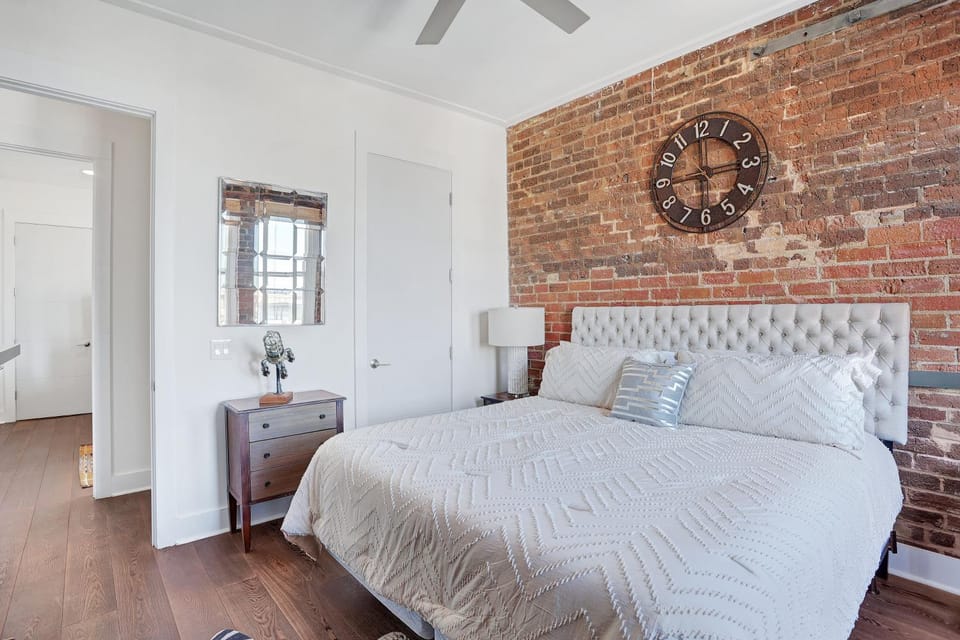 Corner View Broughton St Condo with Elevator and Reserved Parking Apartment in Savannah