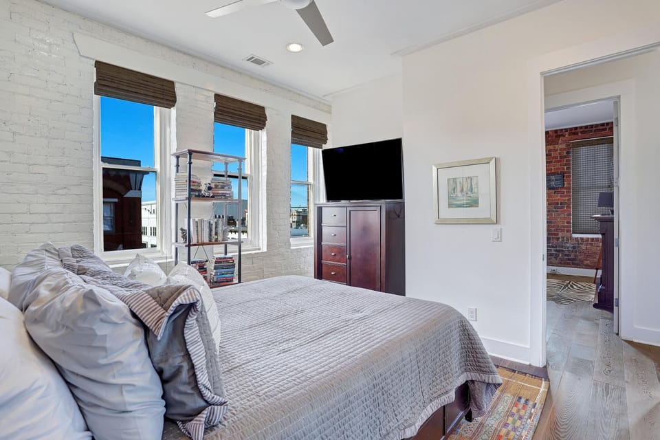 Corner View Broughton St Condo with Elevator and Reserved Parking Apartment in Savannah