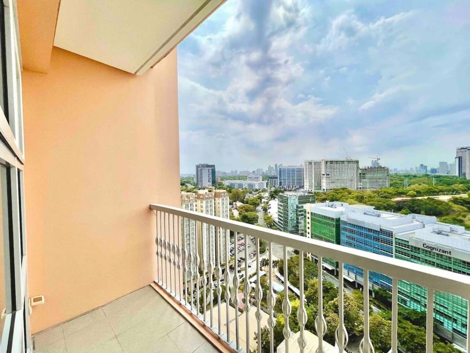 Spacious Bgc Retreat Near Venice #vlra24e House in Makati
