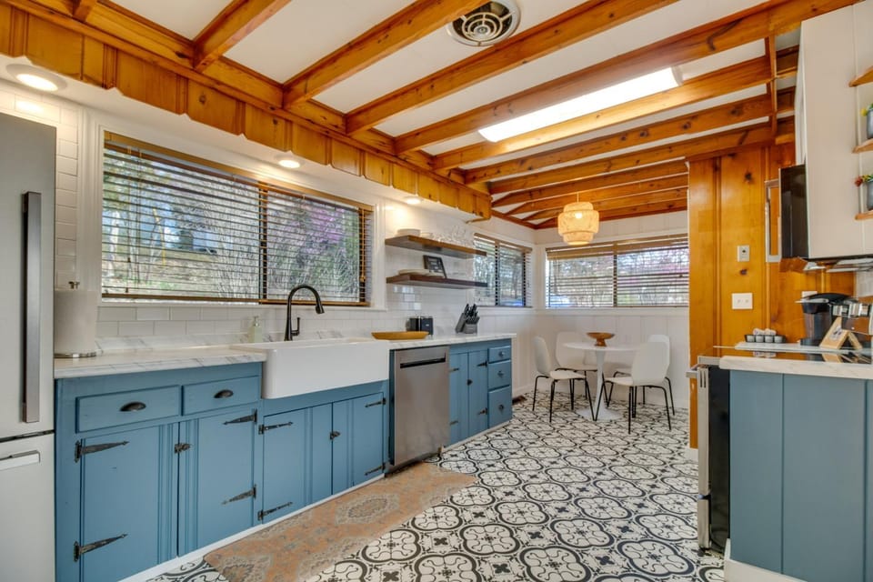 Henderson Cabin w/ Deck & Scenic Lake Views! Cabin in Norfork Lake