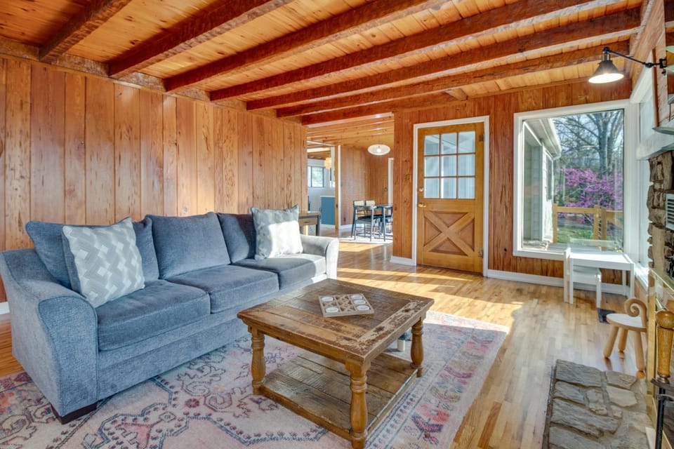 Henderson Cabin w/ Deck & Scenic Lake Views! Cabin in Norfork Lake