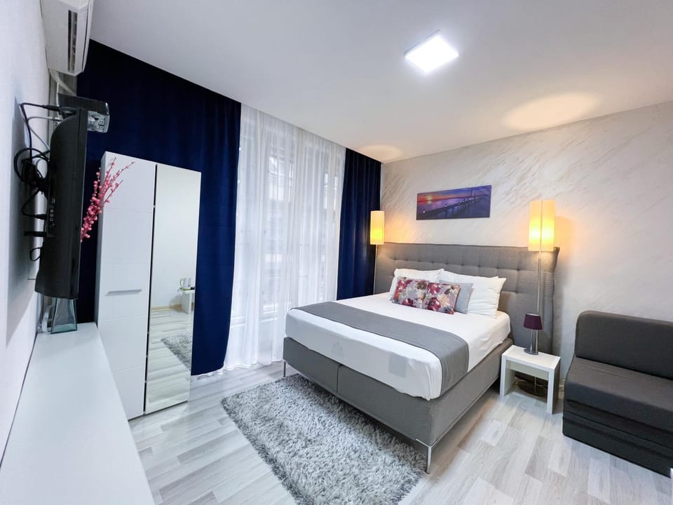 Bed, TV and multimedia, Photo of the whole room