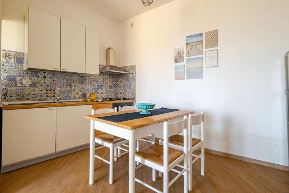 Kitchen or kitchenette, Dining area, stove