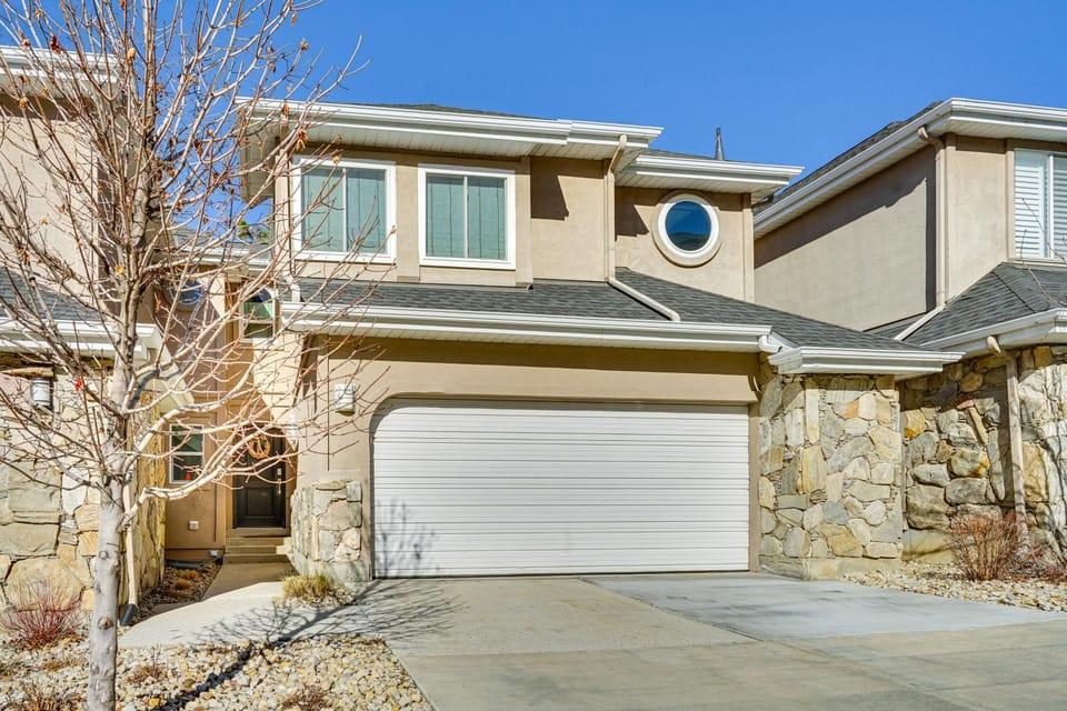 Modern Townhome w/ Hot Tub: 10 Mi to Snowbird! House in Cottonwood Heights