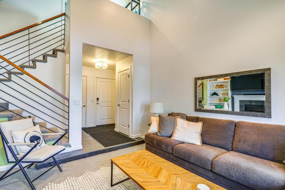 Modern Townhome w/ Hot Tub: 10 Mi to Snowbird! House in Cottonwood Heights