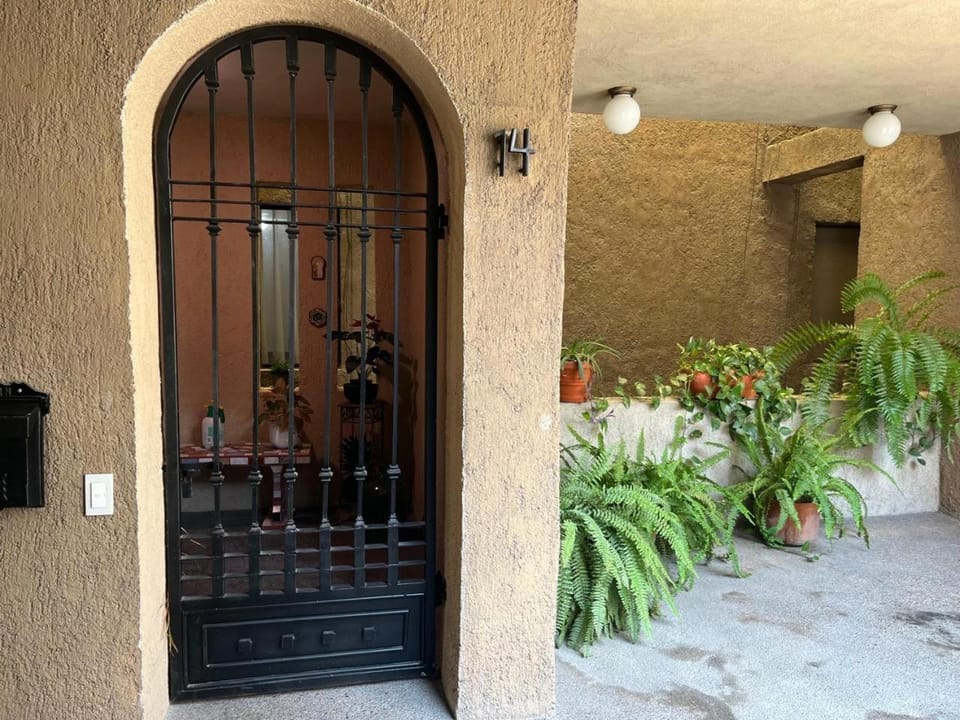 Shower, Facade/entrance