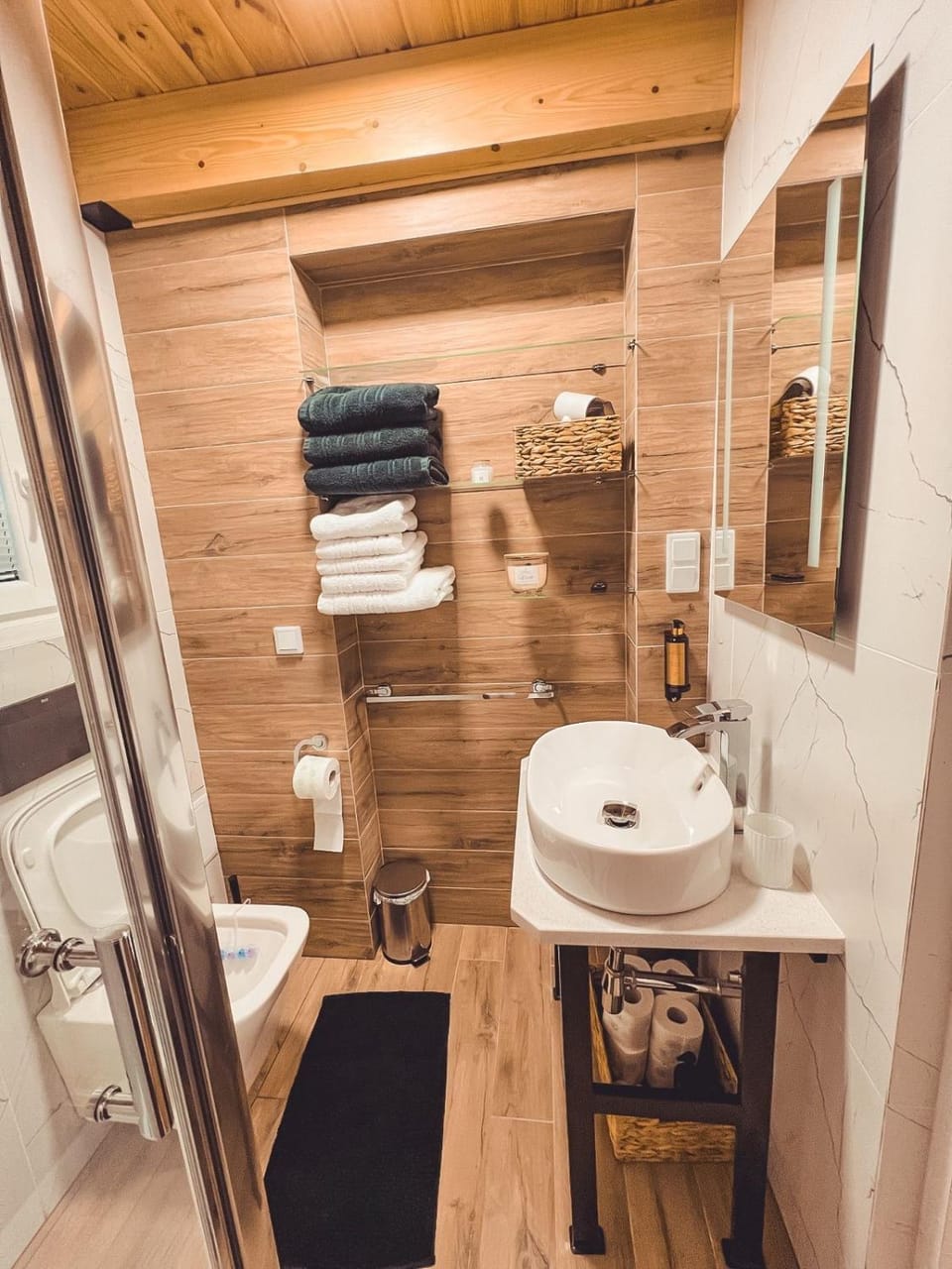 Shower, Toilet, Bathroom, towels