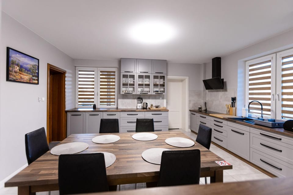 Kitchen or kitchenette, Dining area, stove